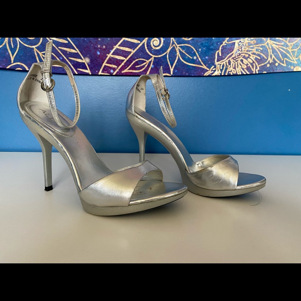 ALDO size 7 metallic silver